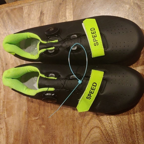 NWOT Men/Women Cycling Shoes with CLEATS Men 8/ Women 10.5